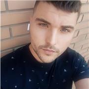 Persona que imparte conocimientos y guía el aprendizaje estudiantil